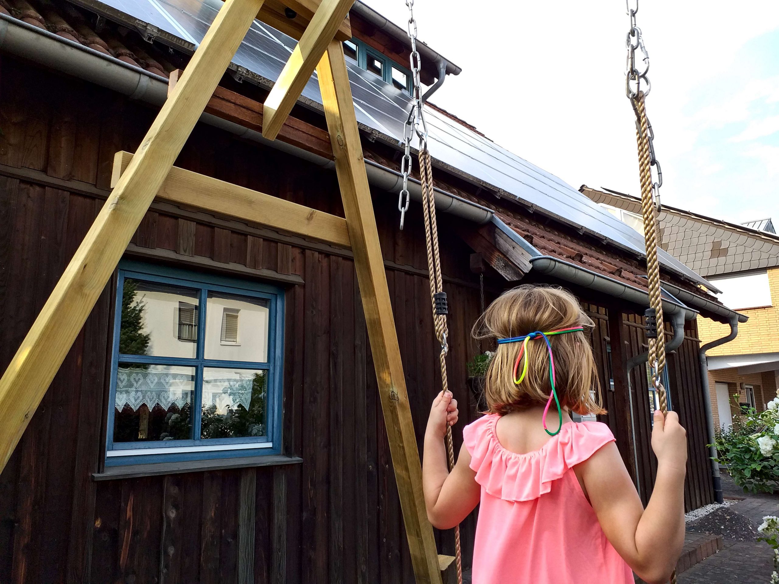 Die Kinder müssen an die frische Luft & eine Holzschaukel* für das Holzhaus